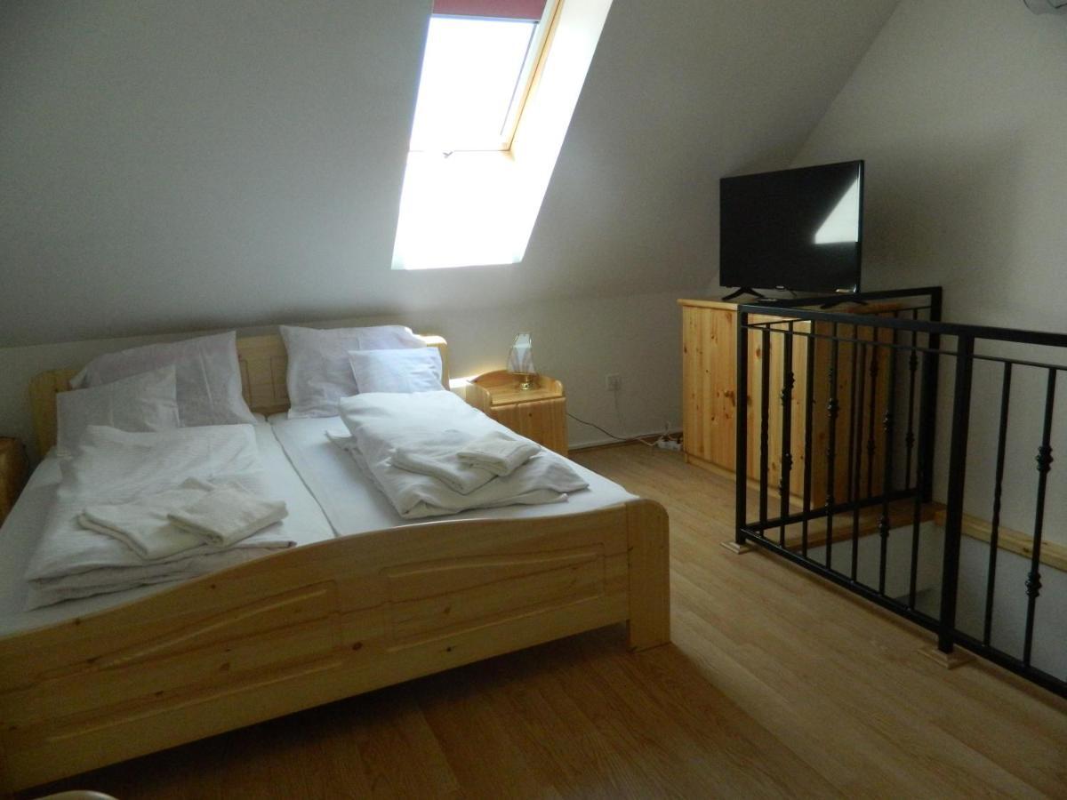 Familia-Pelso Apartmanhaz Zamárdi Exterior foto
